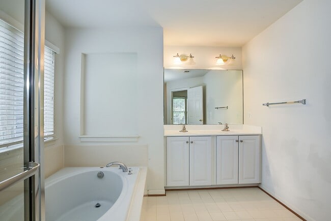 Building Photo - 616 Rainier Rd