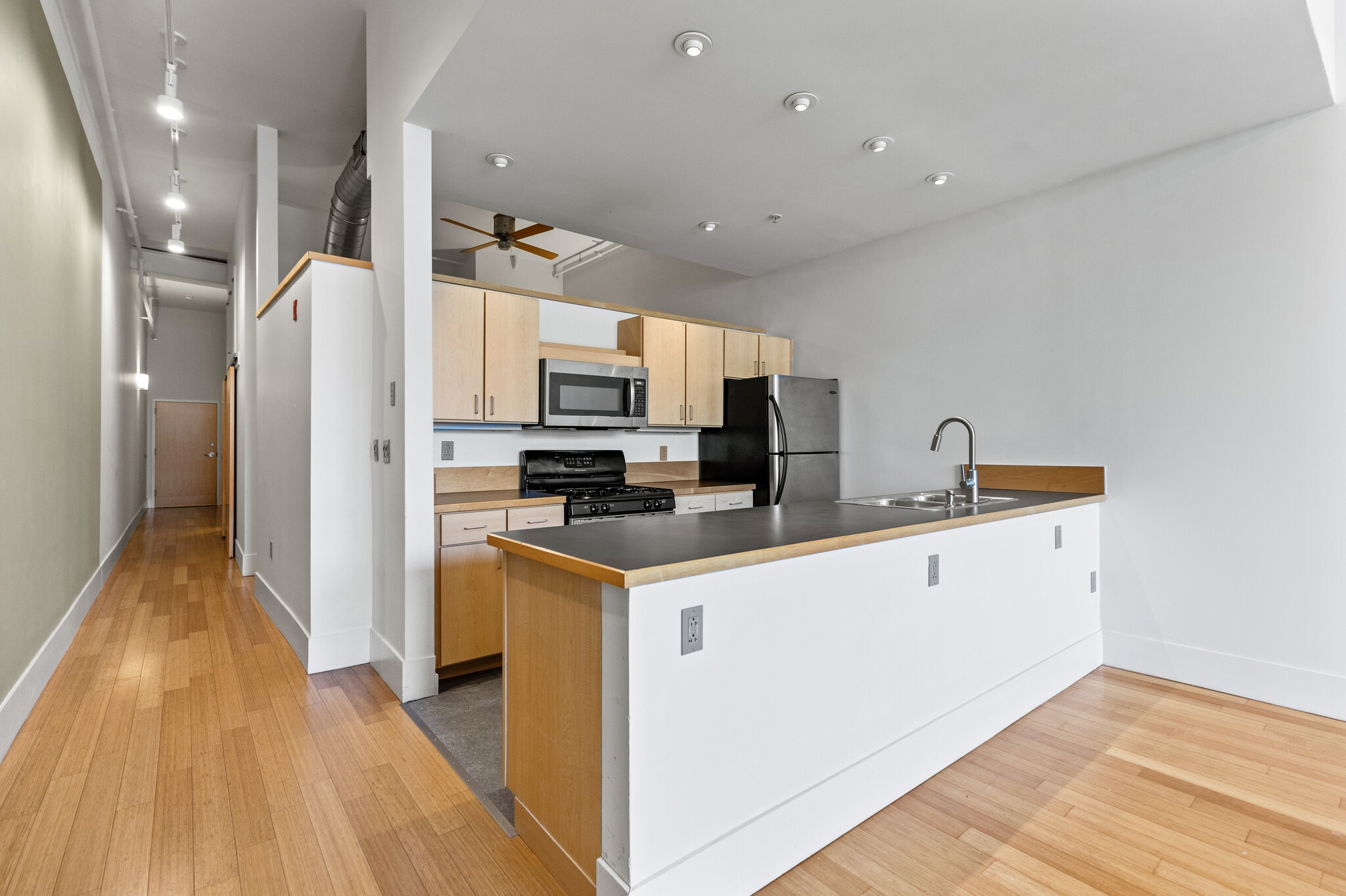 Kitchen with peninsula - 15 Brown St