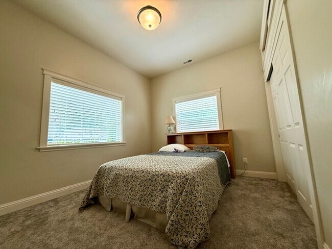 Building Photo - Beautiful Custom Built 3 bed/2.5 bath Home