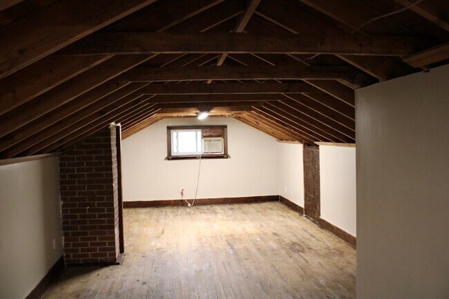 Building Photo - 692 Brookdale Dr