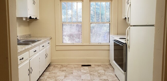 Building Photo - 1211 N Main St