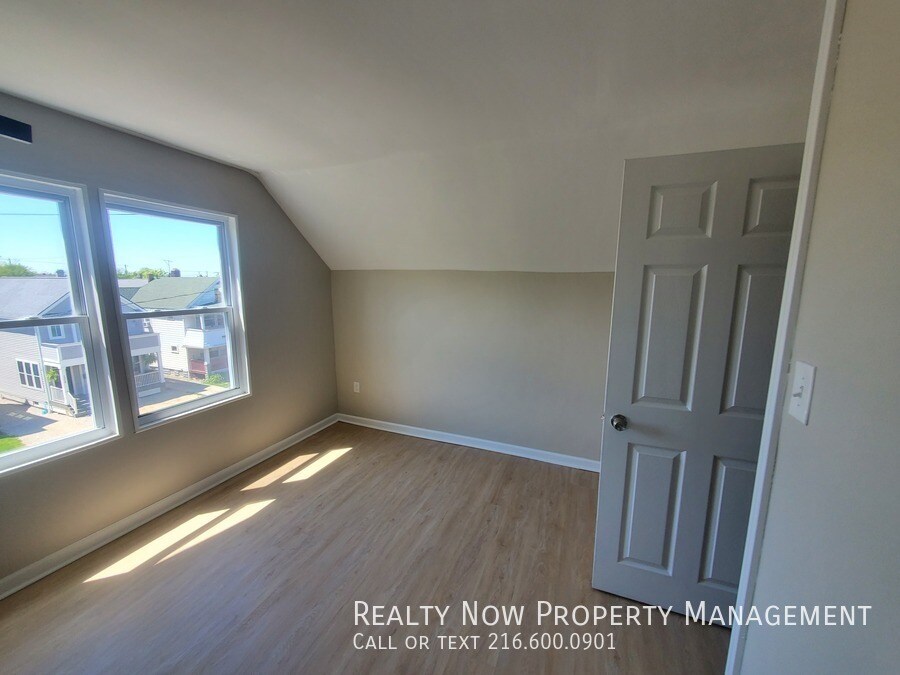 Building Photo - 1333 W 61st St