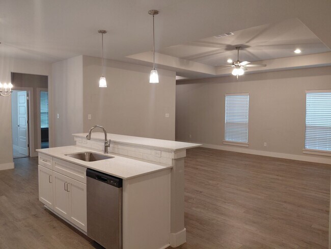Building Photo - 3/2/2 - GODLEY - COMMUTER Friendly
