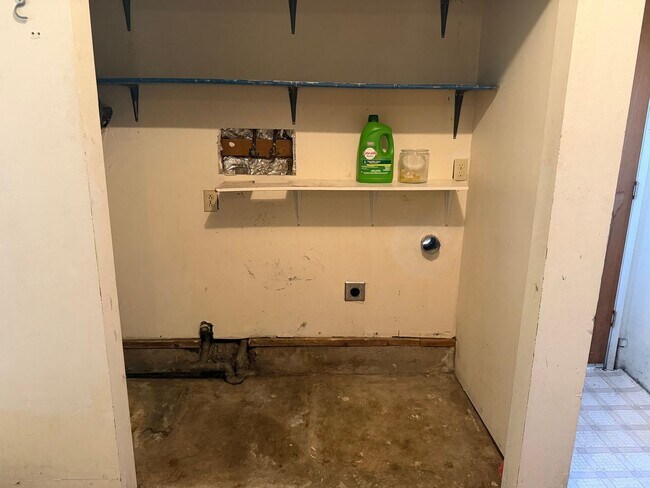 Building Photo - 3-bedroom, 1 bath duplex with garage!