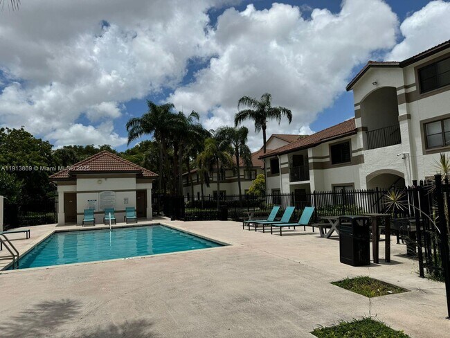 Building Photo - 570 S Park Rd