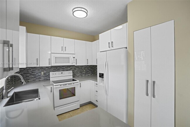 Building Photo - 4129 NE 26th St