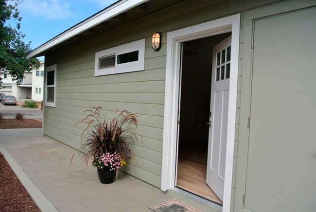 Primary Photo - 1 Br/1 Ba ADU West of I-5! - Buena Vista