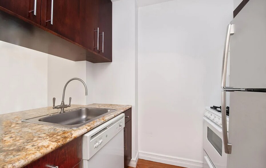 Building Photo - 350 W 50th St