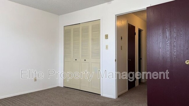 Building Photo - 25 Royal Crest Dr