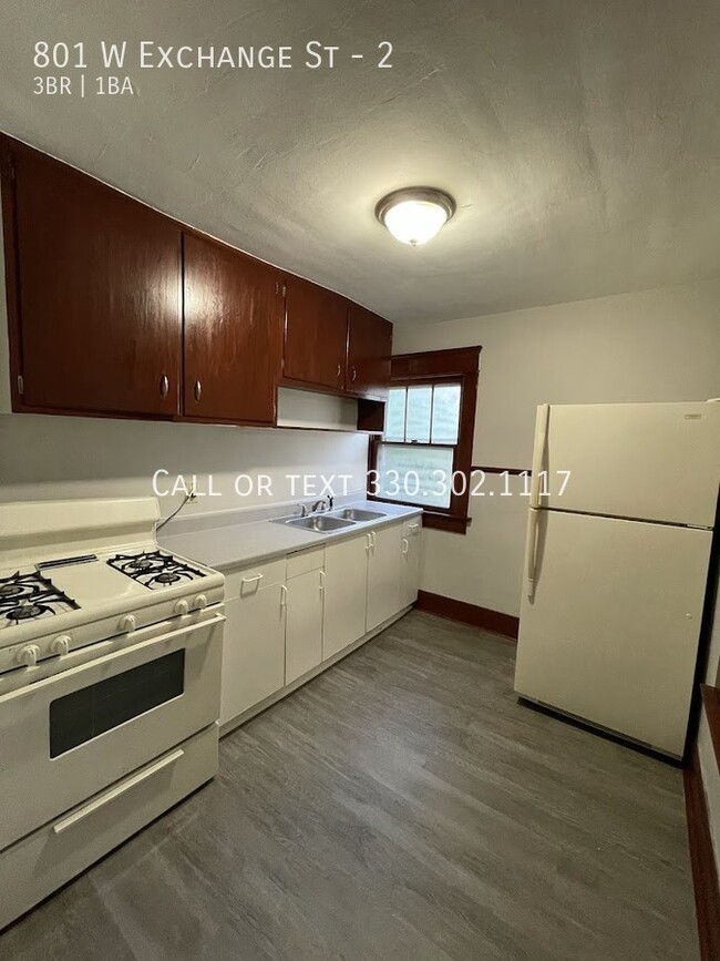 Building Photo - Three bedroom one bathroom second level ap...