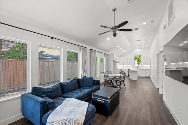 Building Photo - 3211 Cochran St