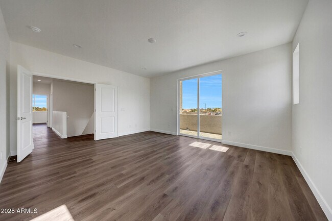 Building Photo - 921 E Desert Ln