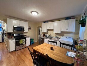 Building Photo - 9/1 Top floor 4BR/3BA on Somerville/Camb line!