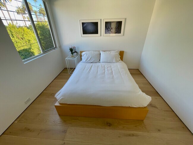 Bedroom - 522 N Roxbury Dr