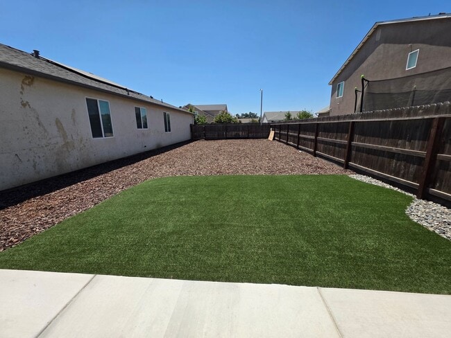 Building Photo - Solar , open floor plan, walk in shower, v...