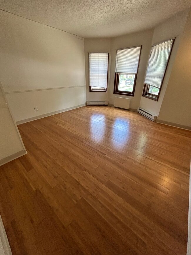 Building Photo - 2 Bedroom 1 Bathroom Apartment