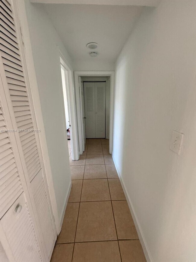 Building Photo - 120 SW 18th Ct