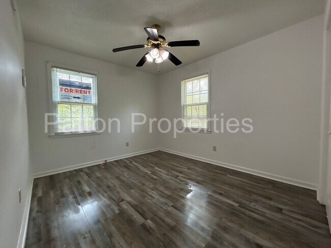 Building Photo - Barony Home