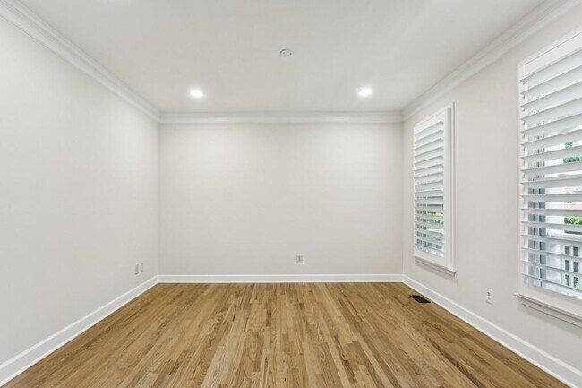 Building Photo - 5032 Hickory Hills Dr