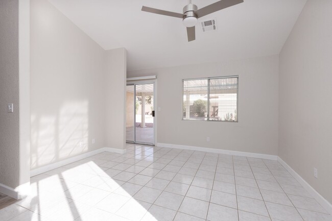 Building Photo - 3-bedroom, 2-bathroom home with a double c...