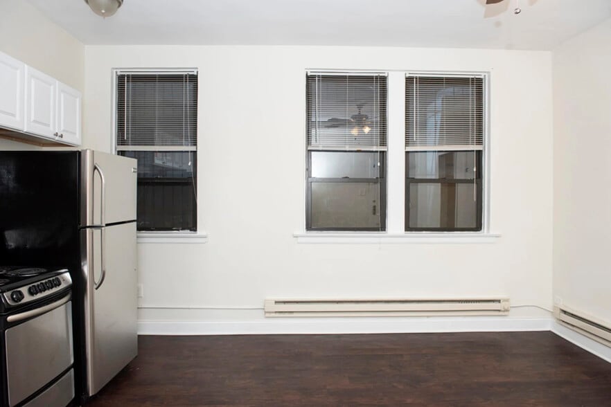Building Photo - 3346 N Marshfield Ave