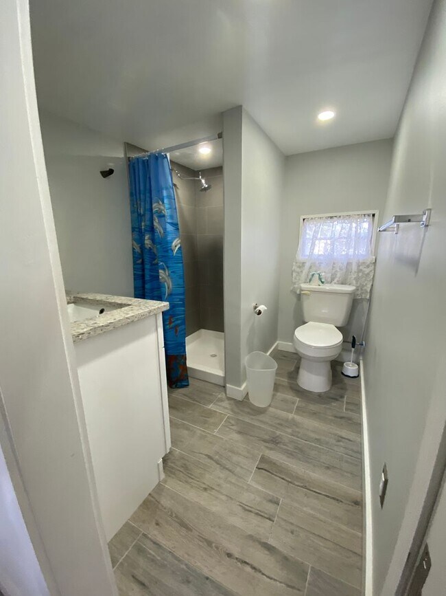 Building Photo - Island Living!