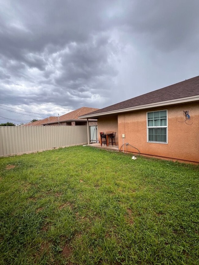 Building Photo - Spacious 3 bedroom home !