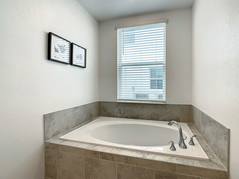 Building Photo - 1083 Splash Shot Pl