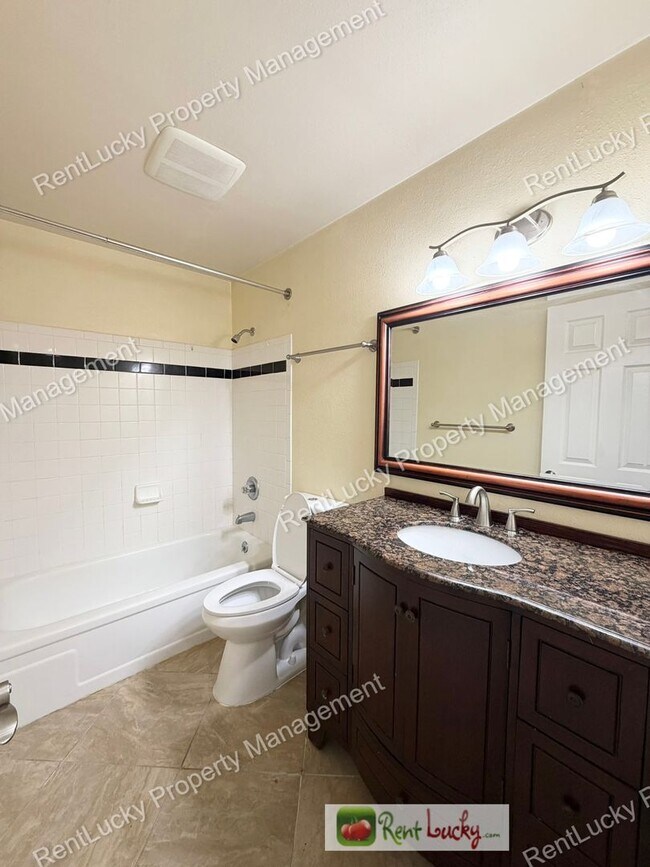 Building Photo - Great 1 Bedroom Condo in Federal Way! Beautiful Kitchen Finishes and Close to Light Rail!