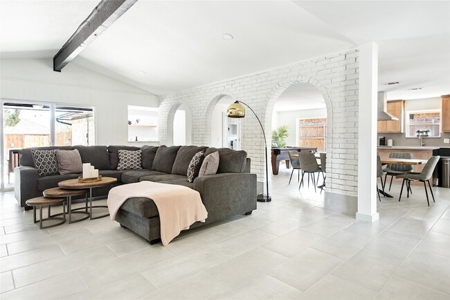 Building Photo - 2212 Parkhaven Dr