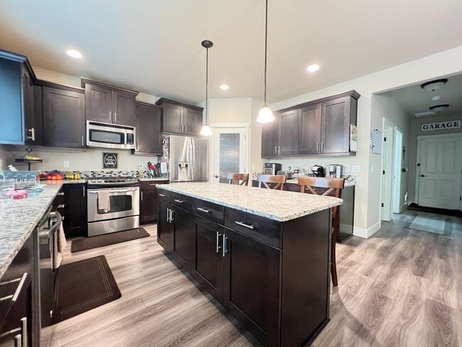 Building Photo - 4 Bedroom Home Bordering Covington and Kent