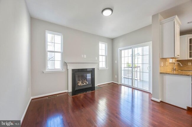 Building Photo - 844 Oriole Ave