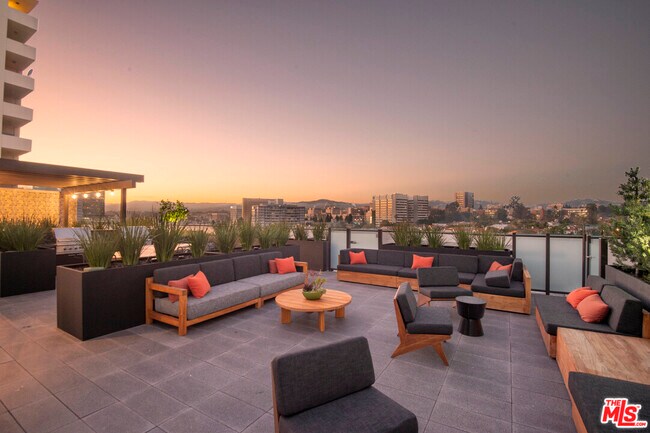 Building Photo - 10777 Wilshire Blvd