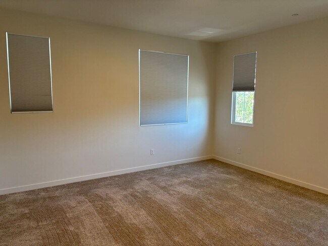 Building Photo - Spacious 3-Bedroom Townhome with Garage and Solar