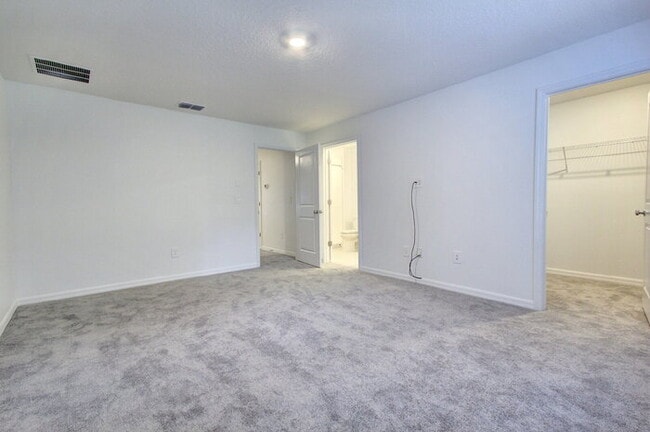 Building Photo - Charming 3-Bedroom Home with 2.5 Baths in ...