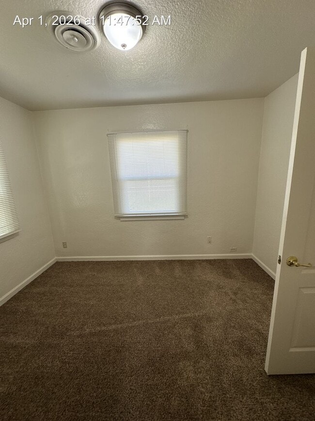 Building Photo - Country Home located in Tulare Available Now!!