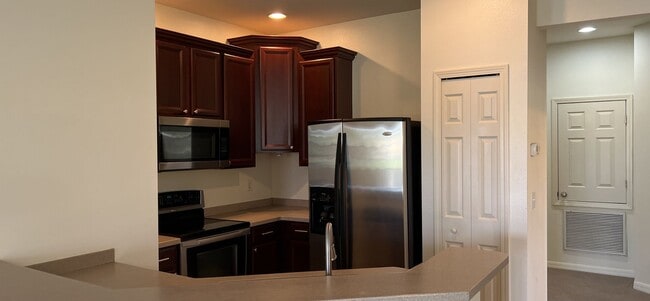 Building Photo - 3 Bed/ 2 Bath Condo w/1 Car Garage $1,900 a month