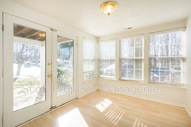 Building Photo - 903 Woodbridge Ct