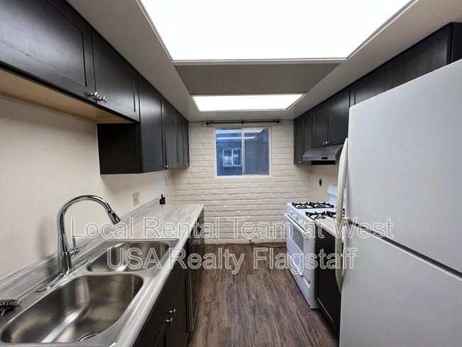 Building Photo - 323 N Bonito St