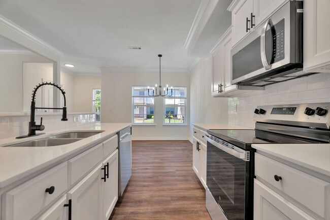 Building Photo - 4 Bed 3 Bath Townhome located close to University!