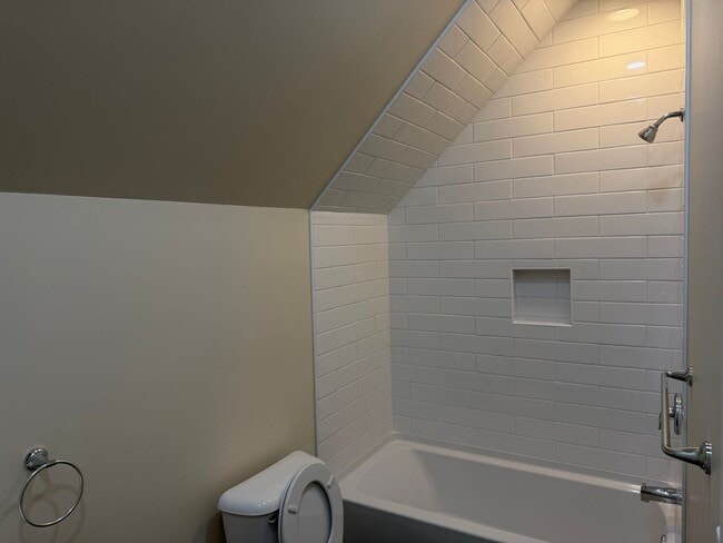 Building Photo - 815 E Locust St