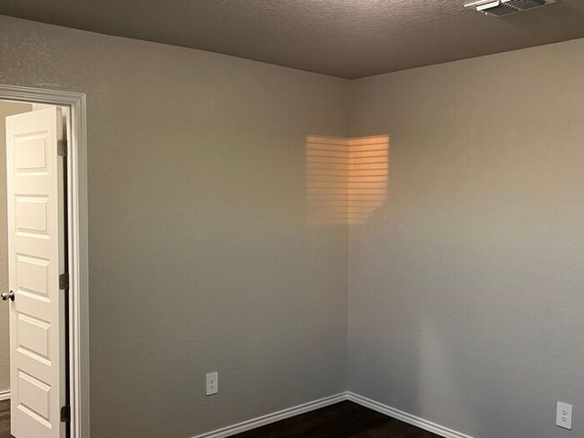 Building Photo - *Valentine's Day Promotion!* Three Bedroom...