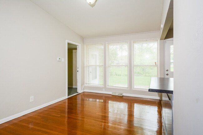 Building Photo - Fantastic 3bd/2ba home! Coming soon!