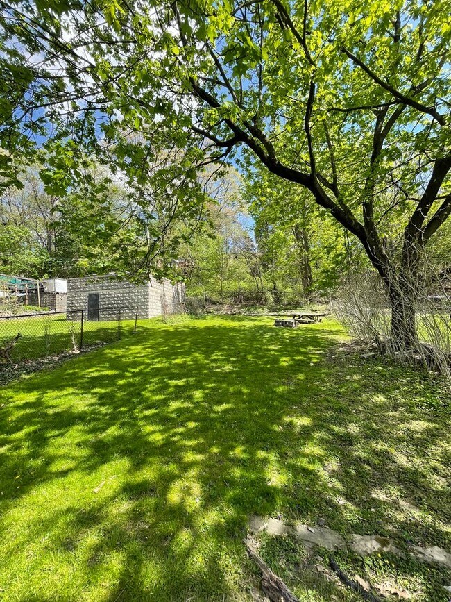Building Photo - 642 Forest Ave