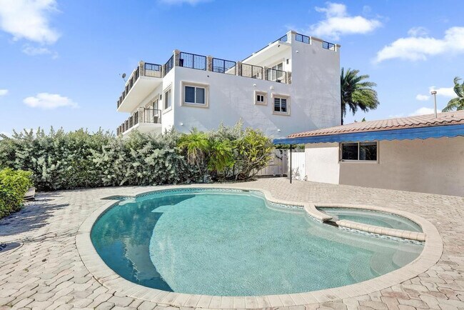 Building Photo - 2632 SE 10th Ct