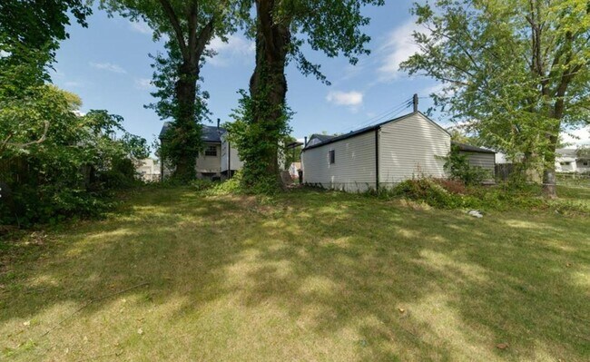 Building Photo - Section 8 Welcome !  Spacious 3 Br / 1 BA Home For Rent !