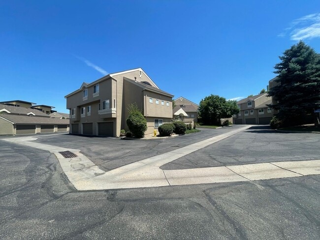 Building Photo - Premier Location!