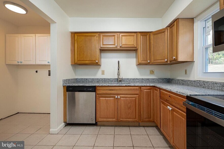 Building Photo - 3748 Tudor Dr