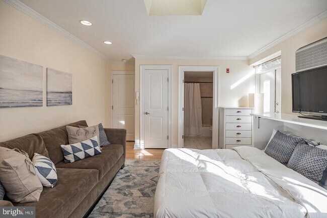 Building Photo - 1716 Pine St