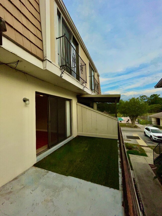 Building Photo - Charming 3-Bedroom, 2.5-Bath Townhome in Village Square Condominiums